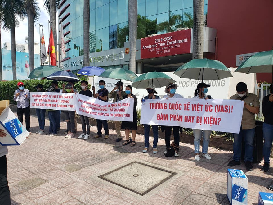 Các trường quốc tế bị phụ huynh kéo đến trường phản đối