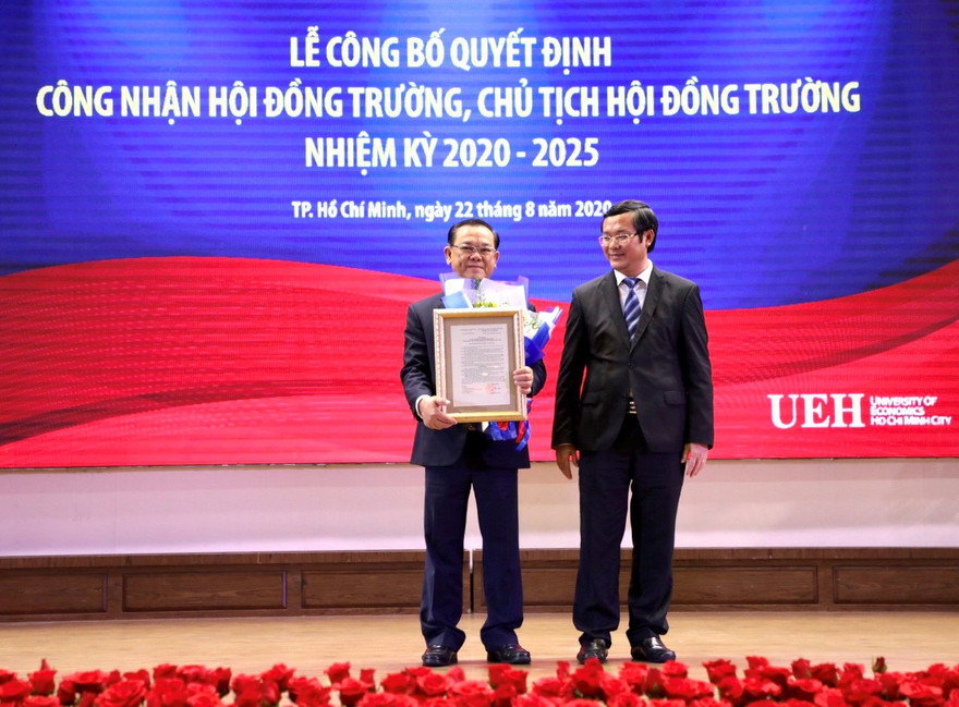 Thứ trưởng Bộ GD&ĐT Nguyễn Văn Phúc trao hoa cho GS- TS Nguyễn Đông Phong, Chủ tịch Hội đồng trường Trường ĐH Kinh tế TPHCM