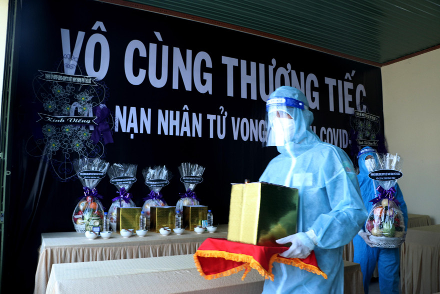 Những ngày qua, số lượng ca tử vong do COVID-19 tăng cao, lực lượng quân đội thuộc Bộ Tư lệnh TPHCM cũng ngày đêm lo hậu sự, hỏa táng và đưa tro cốt những nạn nhân xấu số về với gia đình.