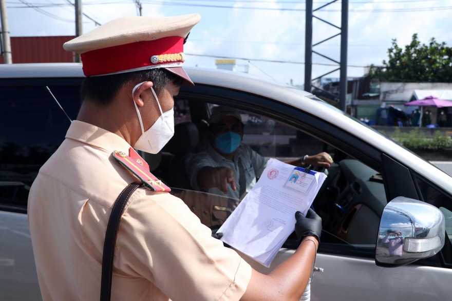 TPHCM đổi giấy đi đường từ ngày 25/8.