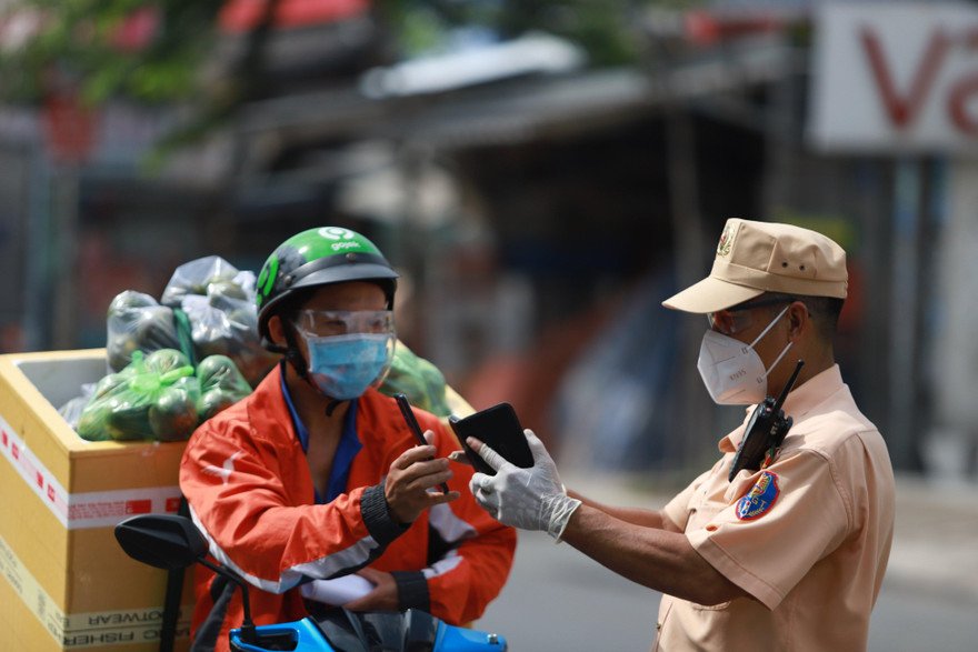 Ngày 29/8, Công an TPHCM triển khai việc kiểm tra khai báo 'di biến động dân cư' tại các chốt kiểm soát phòng chống COVID-19 nội thành sau một thời gian tạm dừng.