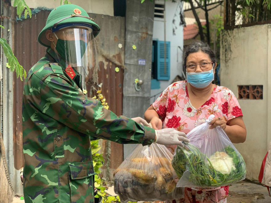 Ngày 23/8, Ban chỉ huy Quân sự TP Thủ Đức, TPHCM đã triển khai chương trình 'đi chợ hộ' để mua lương thực, nhu yếu phẩm giúp người dân.