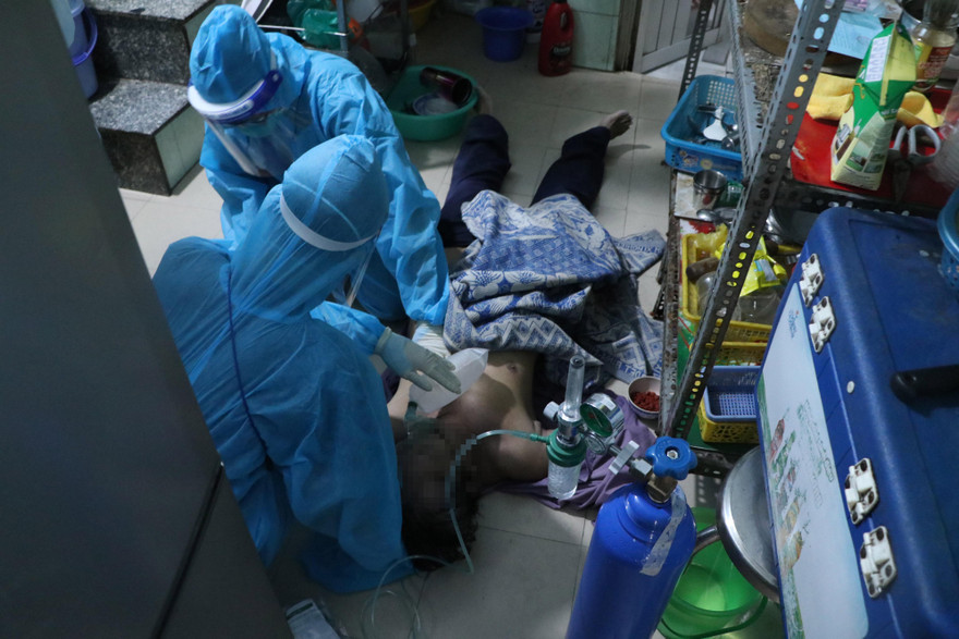 Những ngày qua, TPHCM đang trong thời gian giãn cách xã hội nghiêm ngặt và đẩy nhanh tiến độ xét nghiệm diện rộng ở các khu vực nguy cơ cao và rất cao. Số lượng F0 được phát hiện và điều trị tại nhà cũng tăng đột biến.