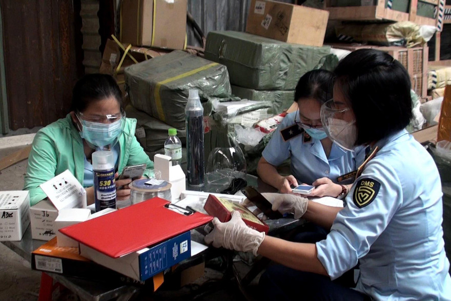 Lực lượng chức năng kiểm tra lô hàng.