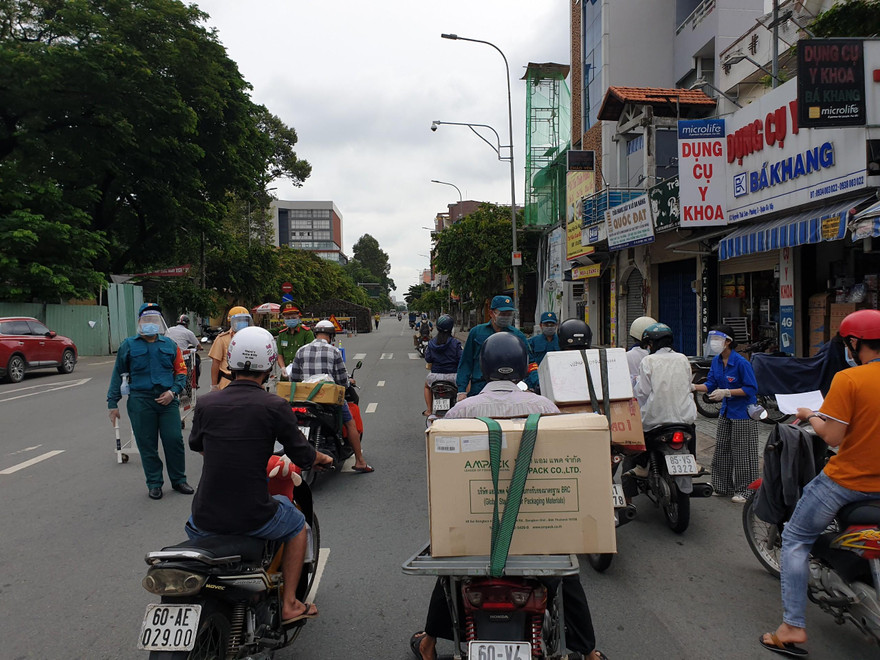 Các chốt kiểm soát nội thành tạm dừng kiểm tra di biến động dân cư.