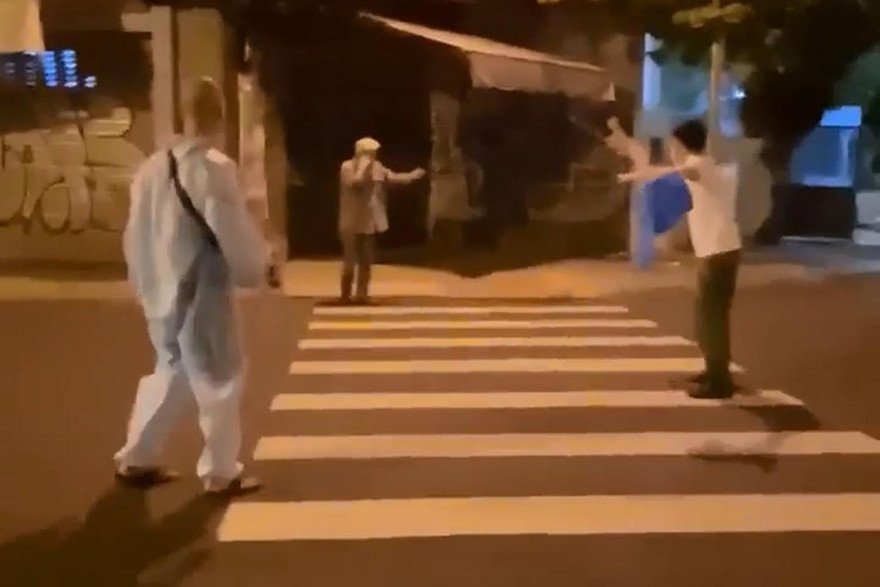 Người đàn ông bỏ về trong lúc làm thủ tục vào khu cách ly.