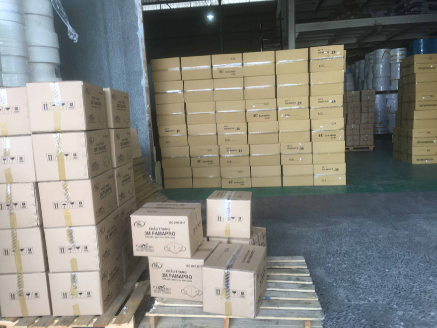 Lượng lớn khẩu trang nhái nhãn hiệu bị thu giữ.