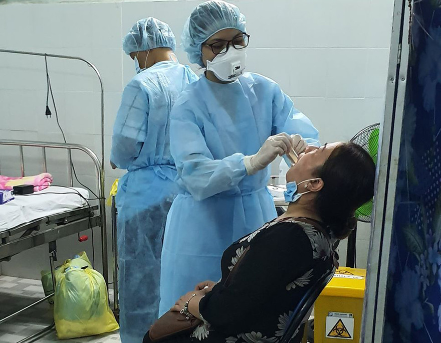 Người dân về từ Đà Nẵng được lấy mẫu xét nghiệm COVID-19.