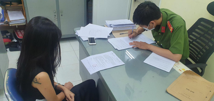 Công an làm việc với Nguyễn Thị Diệu Thúy.