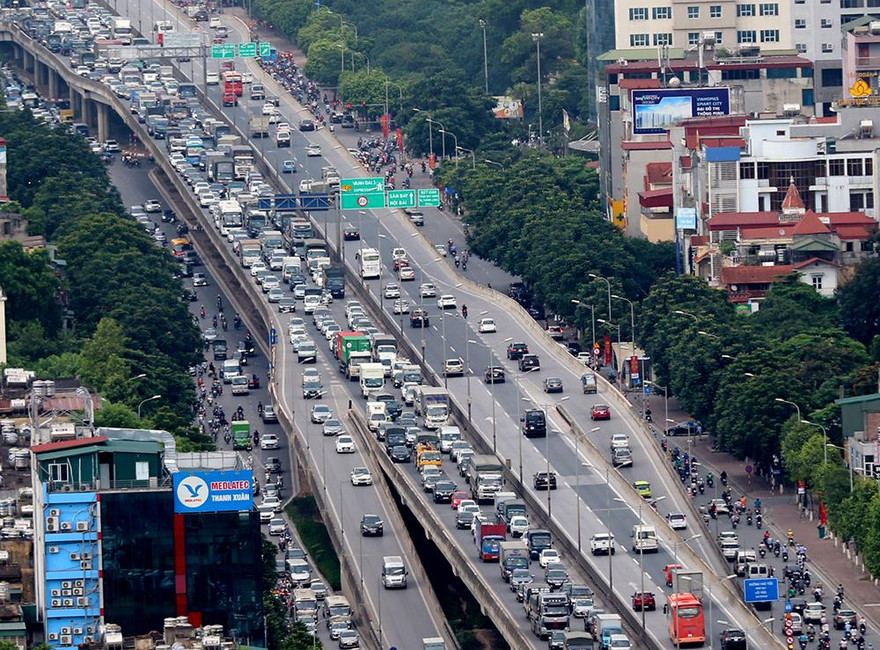 Xe tải chết máy gây ùn tắc kéo dài đường vành đai 3