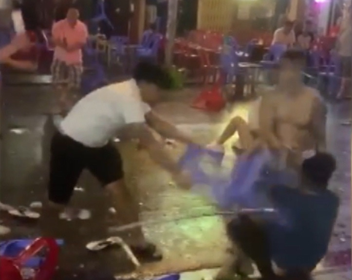 Nhiều người cầm hung khí đánh nhau loạn xạ.
