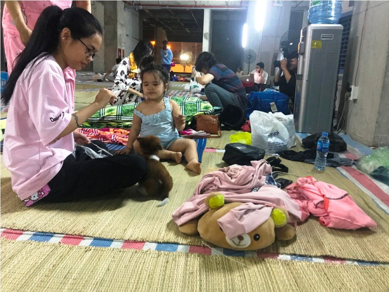 Cư dân chung cư Carina đang phải đi ở nhờ sau vụ cháy rạng sáng 23/3.