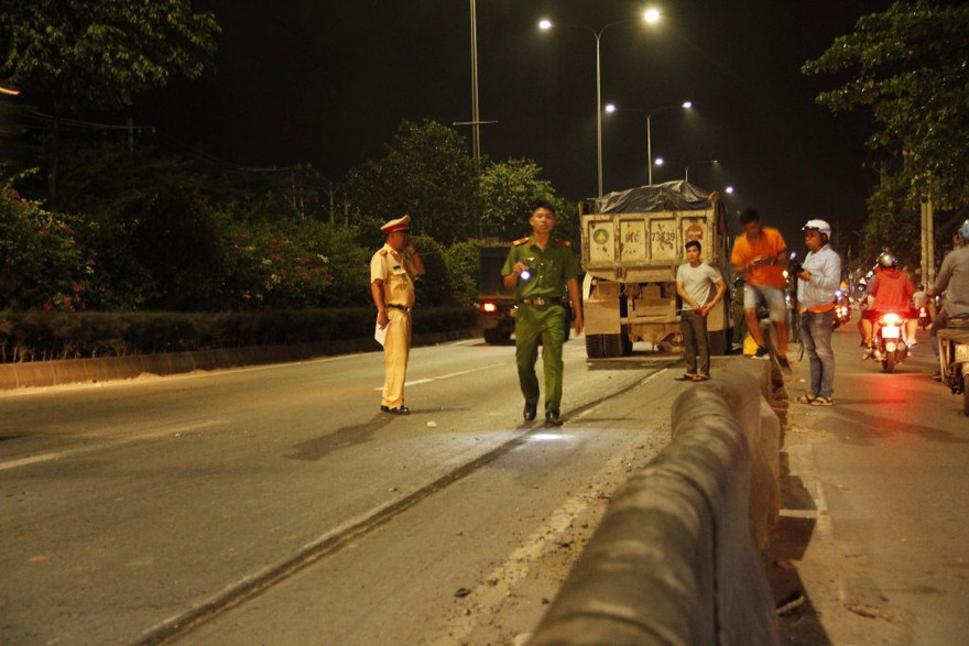 Lực lượng chức năng điều tra vụ việc.