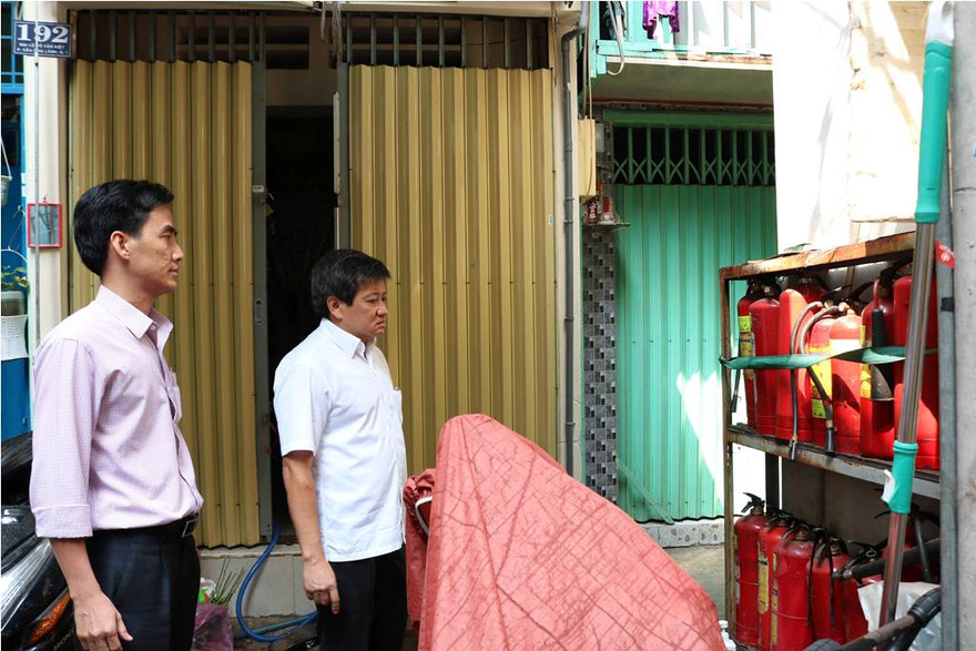 Ông Hải kiểm tra các bình chữa cháy tại chợ Gà Gạo.