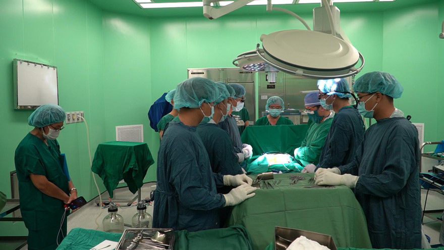 Các bác sĩ thực hiện ca phẫu thuật ghép tạng được anh P. hiến.