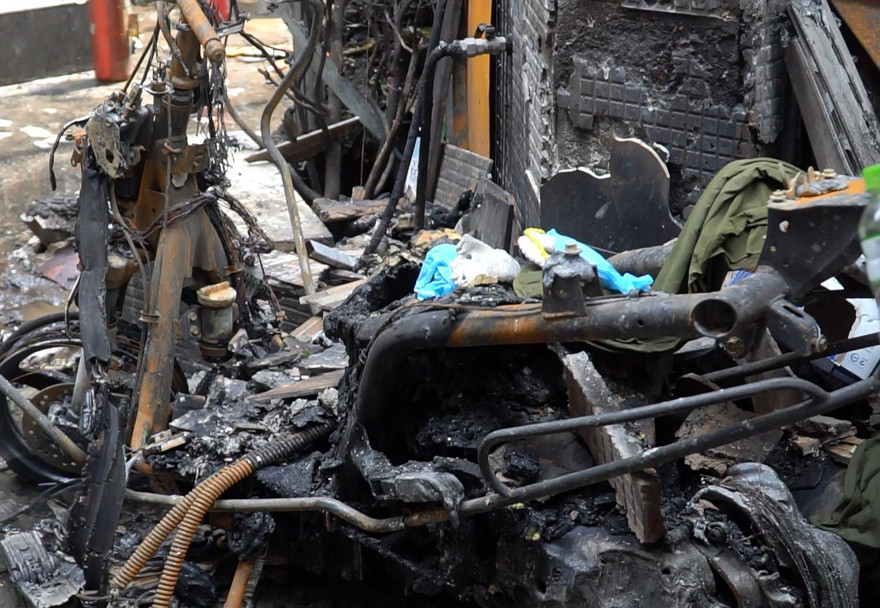 Xe máy trong nhà bị cháy rụi.