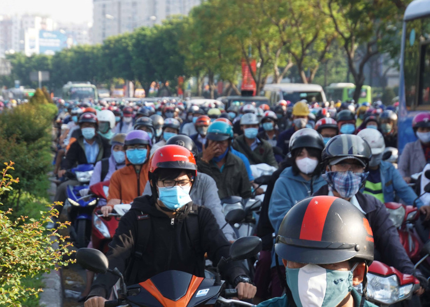 Sáng 4/5, ngày làm việc đầu tiên sau kỳ nghỉ lễ, rất đông người dân từ các địa phương trở lại TPHCM.