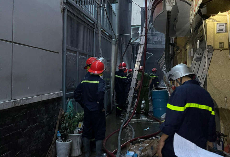 Lực lượng chức năng tiếp cận hiện trường.