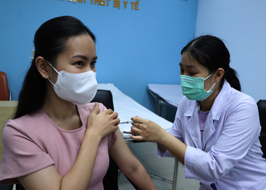 Sáng 4/5, tại viện Pasteur TPHCM, Bộ Y tế đã tổ chức tiêm vắc xin COVID-19 của hãng Astrazeneca (Vương quốc Anh) cho đội ngũ phóng viên tuyên truyền về công tác phòng chống dịch COVID-19 ở khu vực phía Nam.