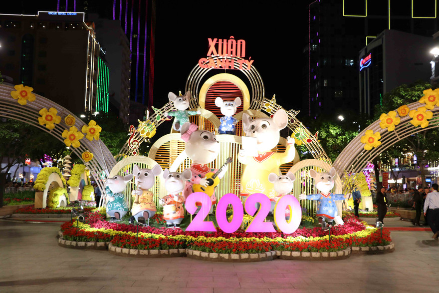 Cổng chính đường hoa là gia đình nhạc công chuột cao hơn 3m.