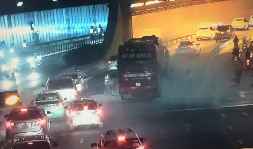 Chiếc xe khách bốc khói nghi ngút.