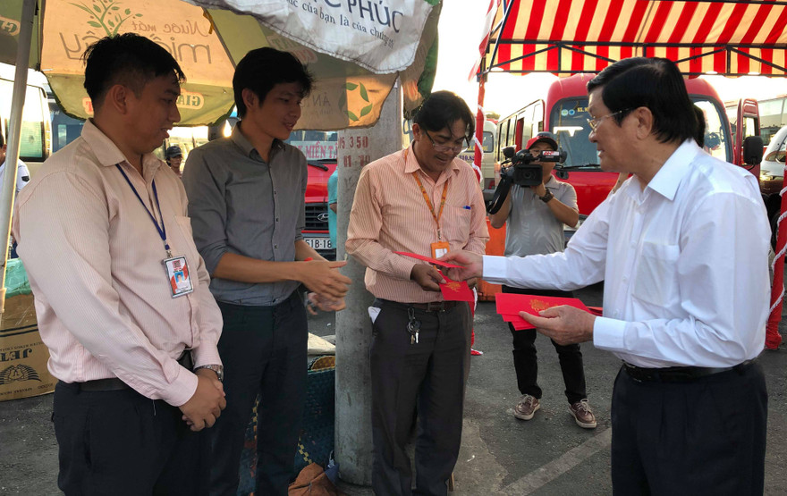 Nguyên Chủ tịch nước tặng quà cho tài xế xe khách phục vụ tết.