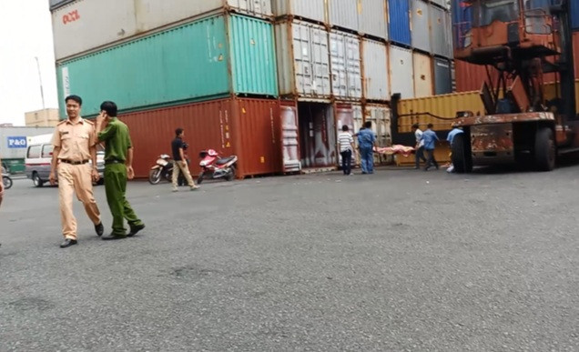 Lực lượng chức năng điều tra vụ việc.