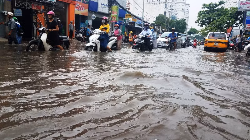 Bí thư Nguyễn Thiện Nhân cho biết, TPHCM sẽ còn ngập nước dài dài.