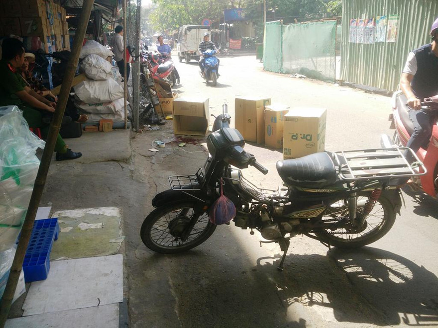 Nam thanh niên đang bán hàng trong tiệm tạp hóa thì bị thanh sắt rơi trúng.