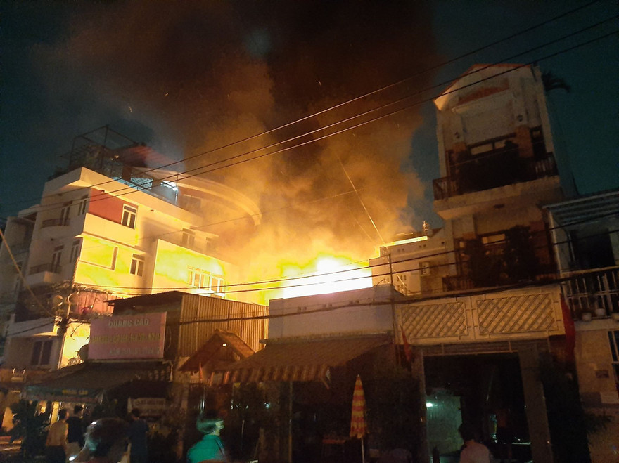 Ngôi nhà bốc cháy dữ dội.