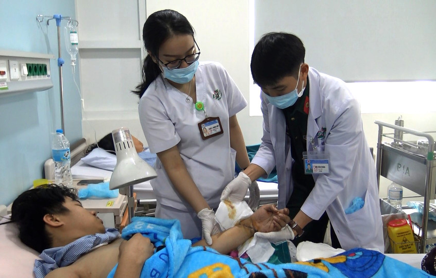 Bác lấy tĩnh mạch chân để nối bàn tay đứt lìa cho bệnh nhân.