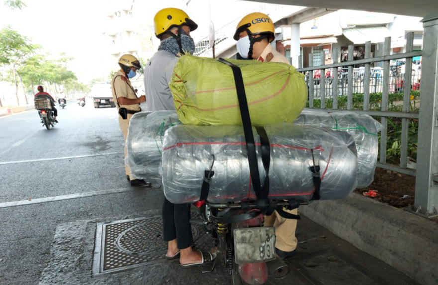 Lực lượng CSGT TPHCM xử lý phương tiện vi phạm.