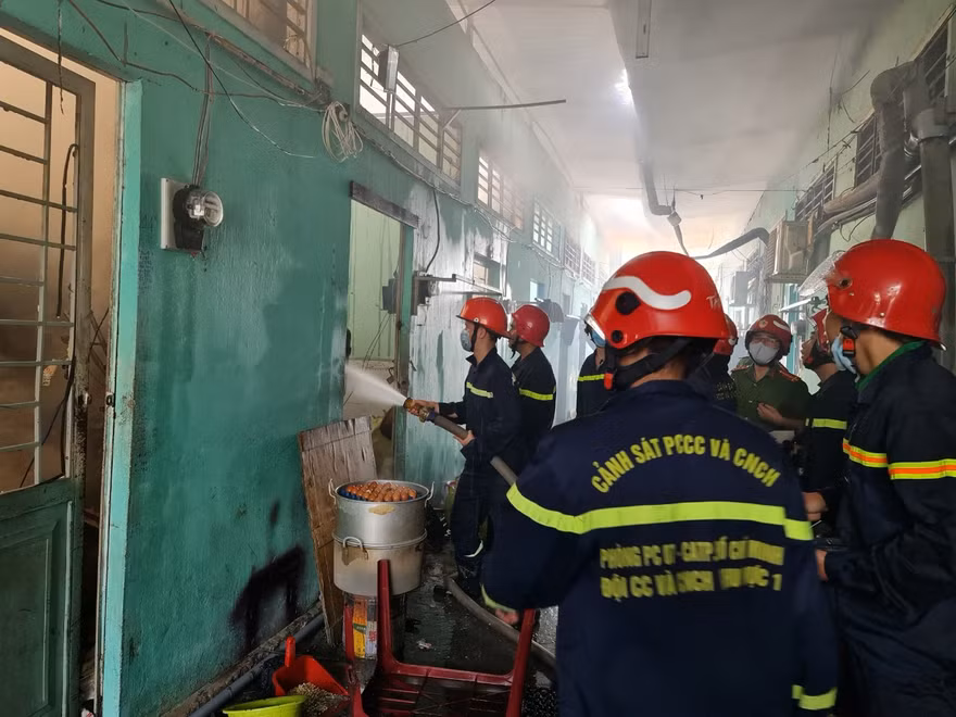 Nhiều phòng trọ bị thiêu rụi.