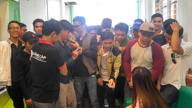 Khách hàng chen chúc vào mua sim đầu số 088. Sau 1 tiếng mở bán, cửa hàng này đã bán hết hơn 1.000 sim. 
