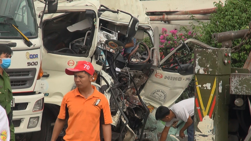 Đầu xe tải biến dạng sau tai nạn kinh hoàng.