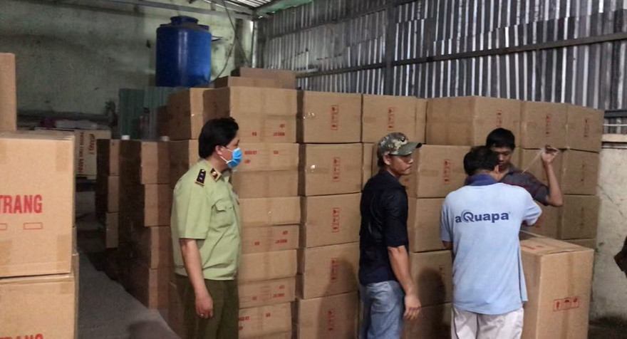 Lực lượng chức năng kiểm tra lô hàng.