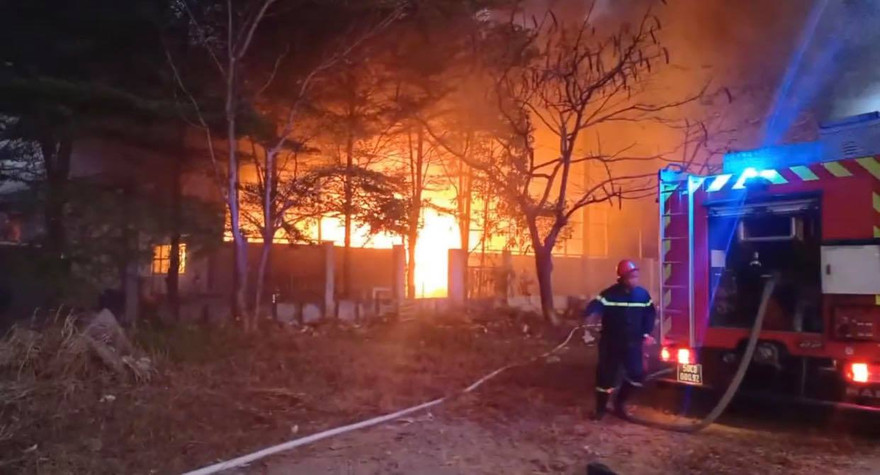 Ngọn lửa cháy ngùn ngụt tại khu nhà xưởng.