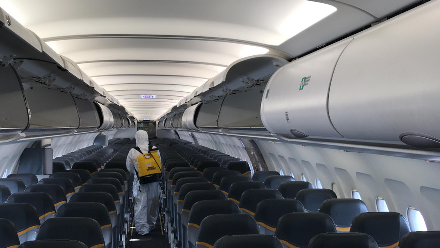 Hành khách nhập cảnh vào sân bay Tân Sơn Nhất được kiểm tra thân nhiệt.