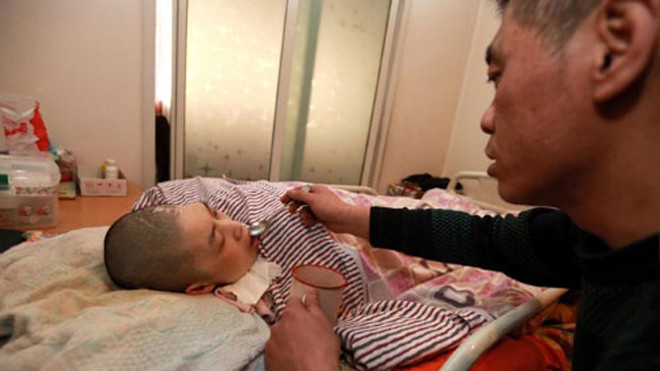 Gần 10 năm nay, căn nhà nhỏ ở Tây An, Trung Quốc, không bao giờ tối đèn vì Jian-hua luôn ở bên chăm sóc vợ, người không may bị rơi từ ban công xuống đất năm 2006. 