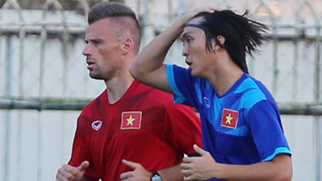 Tuấn Anh (áo xanh) năm thứ hai liên tiếp lỗi hẹn với ngày hội lớn của bóng đá Đông Nam Á. Năm ngoái, anh cũng dính chấn thương đầu gối và không được dự SEA Games ở Singapore. Ảnh: Đức Đồng.