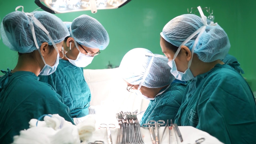 Các bác sĩ phẫu thuật chấm dứt thai kỳ, cứu mạng người mẹ.