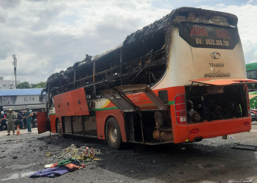 Xe khách cháy rụi khi đang đậu.
