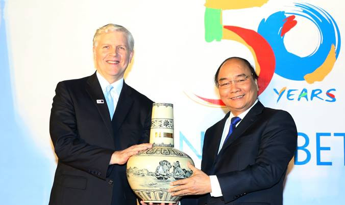 Thủ tướng Nguyễn Xuân Phúc tặng quà cho Giám đốc Quốc gia ADB tại Việt Nam Eric Sidgwick. Ảnh: TTXVN