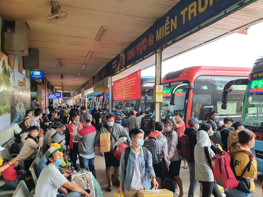 Lo ngại dịch COVID-19, người dân ùn ùn rời TPHCM về quê ăn Tết 
