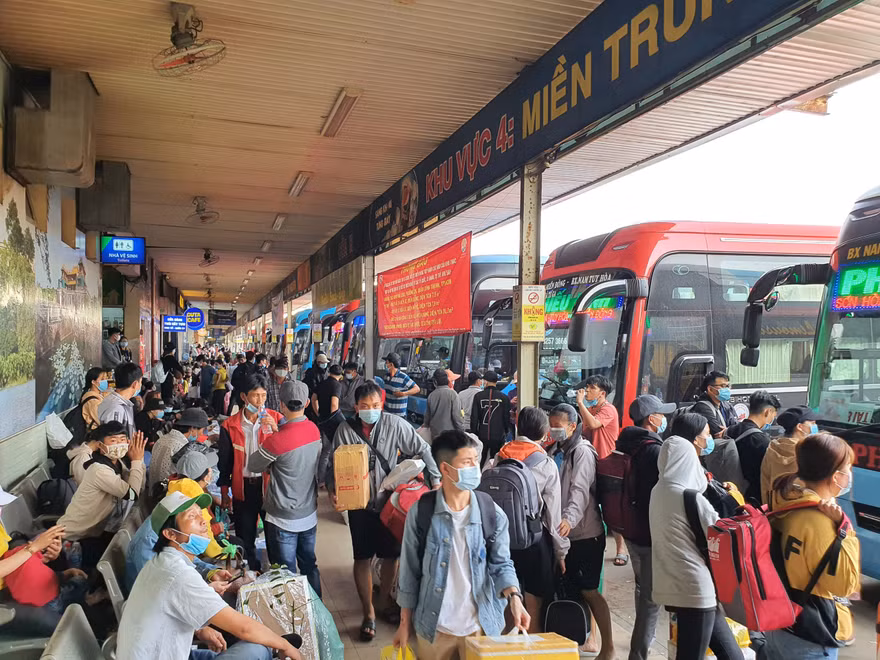 Lo ngại dịch COVID-19, người dân ùn ùn rời TPHCM về quê ăn Tết 