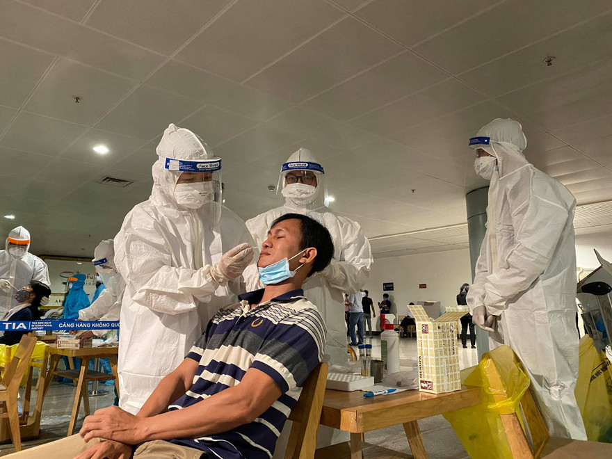 HCDC lấy mẫu xét nghiệm COVID-19 cho những người liên quan bệnh nhân là nhân 1979.