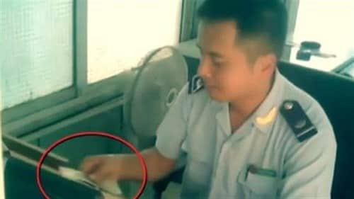 Ảnh căt từ clip được cho là công chức Hải quan La Hay nhận tiền ‘bôi trơn’ 