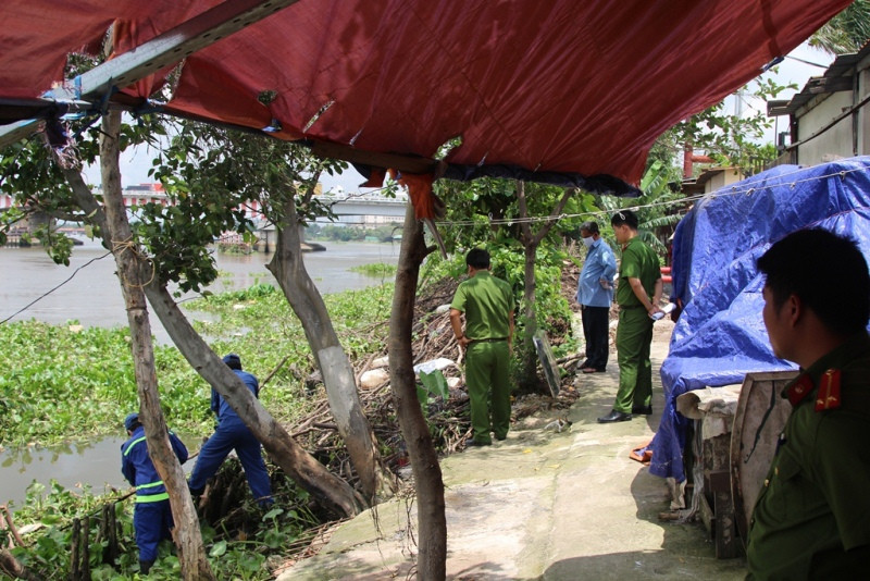 Lực lượng chức năng điều tra vụ việc.