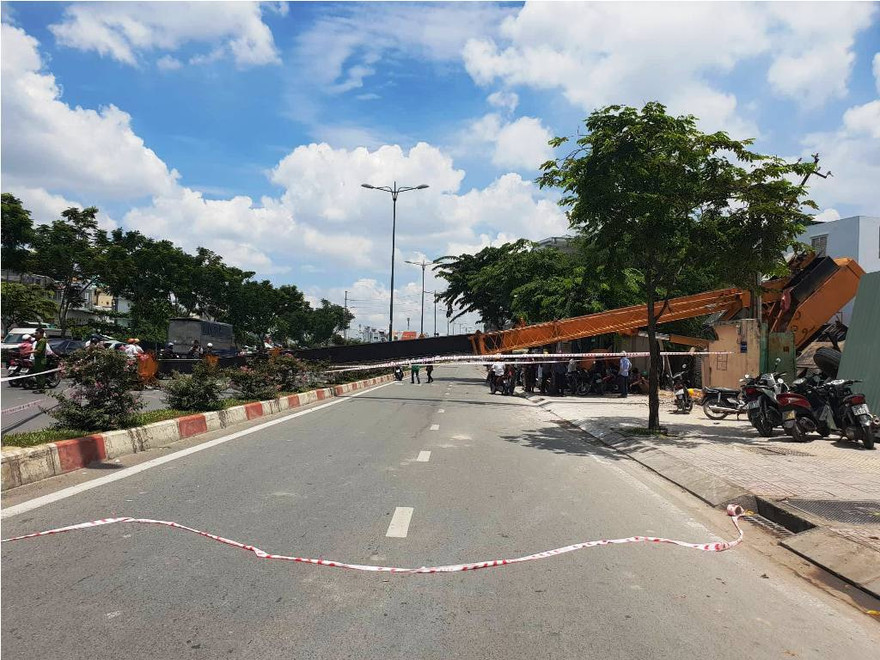 Chiếc cần cẩu lật chắn ngang đường.