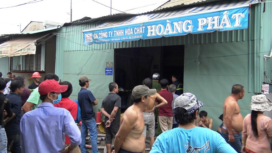 Khu vực nhà kho bị cháy nằm sâu trong hẻm nhỏ.